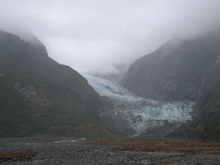 Langsam schiebt sich der Gletscher ins Tal