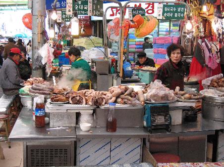 Fleischstand auf dem Kwangjang Markt in Seoul