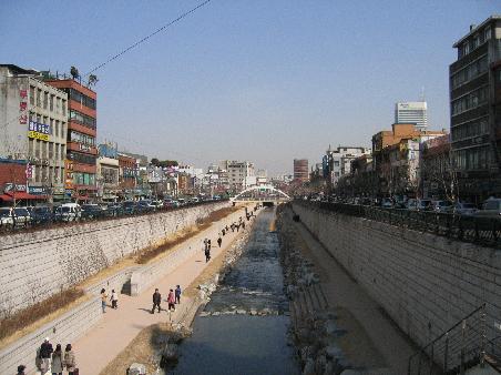 Zwischen den Maerkten zieht sich ein kleiner Kanal durch Seoul