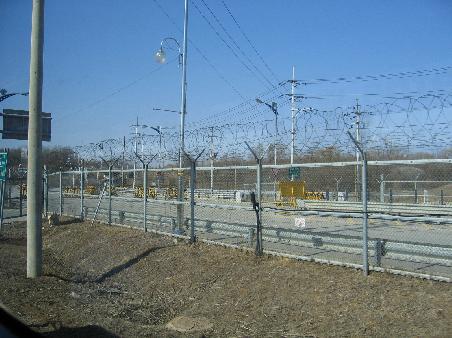 Typische Strasse im militaerischen Sperrgebiet