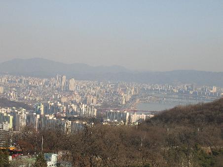 Seoul und der in der Mitte durchfliessende Han-River