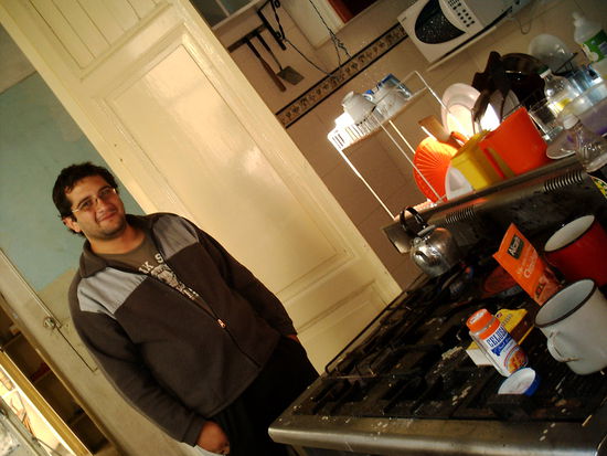 Carlos, unser Hausmeister in der täglichen Sauerei in derKüche