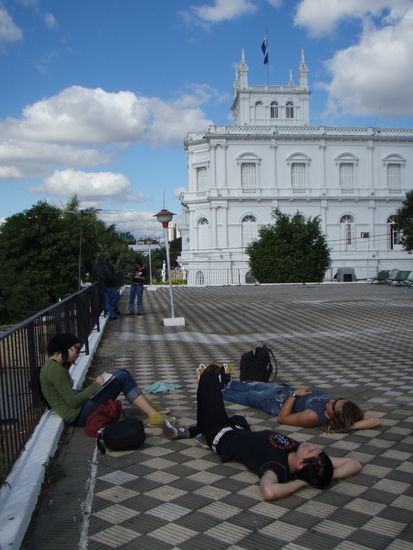 Relaxen vor dem "White House" von Paraguay