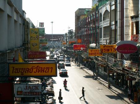 "Einkaufsstrasse" in Nakhon Si Thammmarat - hinter jedem gelb-roten Schild verbirgt sich ein Goldschmuckladen...