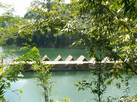 Uebernachtungsmoeglichkeit der etwas anderen Art: Schwimmende Bungalows auf dem Chiaw Lan See
