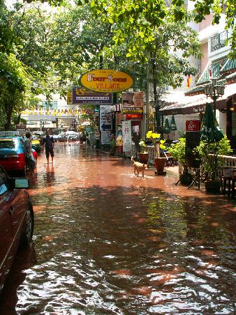 Ueberflutete Strasse vor meinem Gasthaus nach einem der kurzen aber heftigen Regenfaelle!!