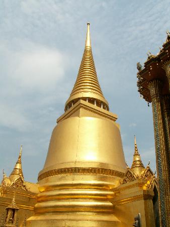 Beruehmter goldener Chedi des Wat Phra Kaew auf dem Gelaende des Koenigspalastes