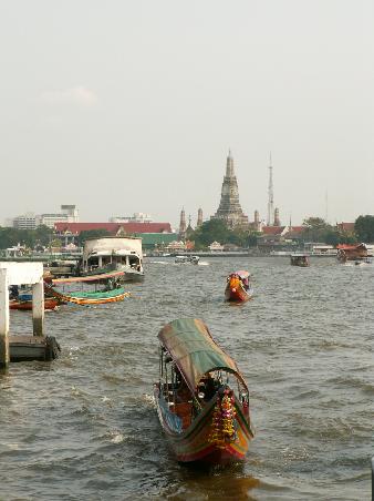 Einer der wichtigsen Verkehrswege Bangkoks - der Chao Praya Fluss