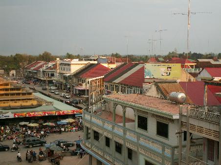 Blick ueber Battambang - vom Dachrestaurant meines Hotels!
