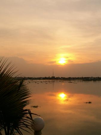 Sonnenuntergangs-Aussicht von 'meiner' Couch der Gasthaus-Terrasse ...