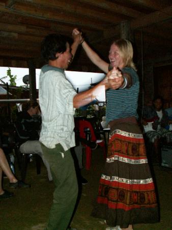 Benjamin und Gorge beim Tanzbein-Schwingen