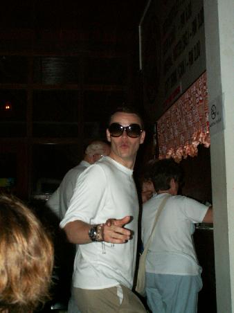 Angus nach 3 Glaesern Reiswhiskey... !!