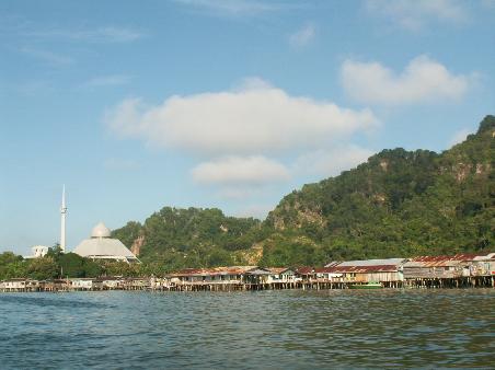 Die Moschee und das Stelzendorf von Sandakan
