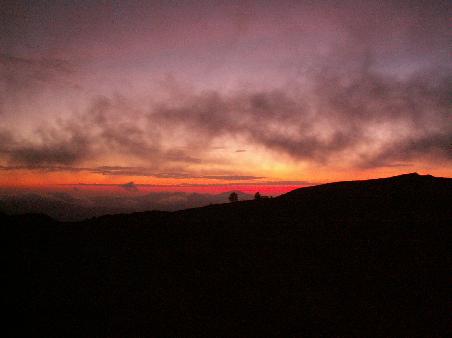 Sonnenaufgang am Rande eines Kraters...