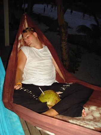 Eine Coconut nur mit einem Schweizer- Taschenmesser zu oeffnen kann ganz schoen anstrengend sein....