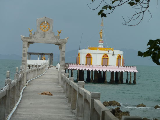 Das Pier der kleinen Tempelanlage
