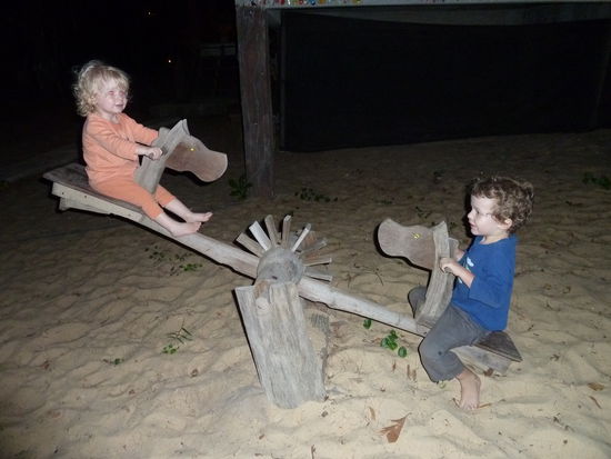 Und zum Abschluss im Restaurant Bann Klang Kleng gut essen und im Sand spielen.