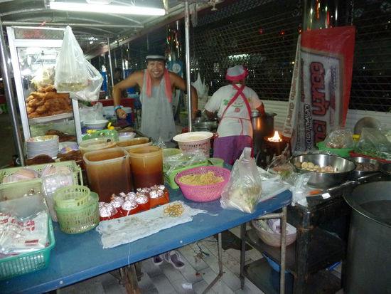 Und schon sind wir mitten in Krabi.... Der Koch der Strassenküche.