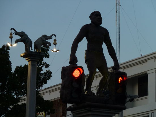 Ampel und Elefanten Strassenlaternen auf einer Kreuzung in Krabi