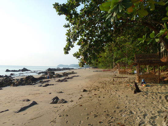Der Ao Si direkt vor dem Jungle Hill Resort. Die beiden Strandhäuschen waren sehr praktisch.