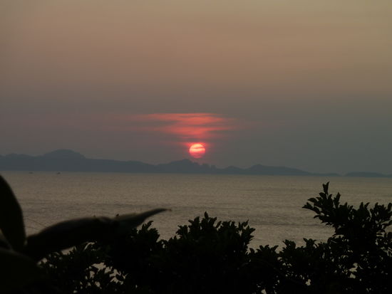 Die Aussicht von unsrem Bungalow!!!Sonnenuntergang über Phi Phi, einfach wunderschön...