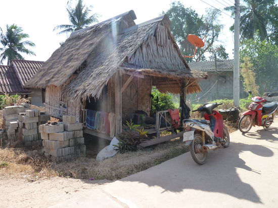 Die Einheimischen leben meistens noch in einfachsten Hütten.