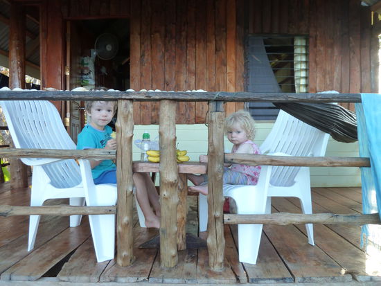 Erfrischung auf der Terasse unseres Bungalows