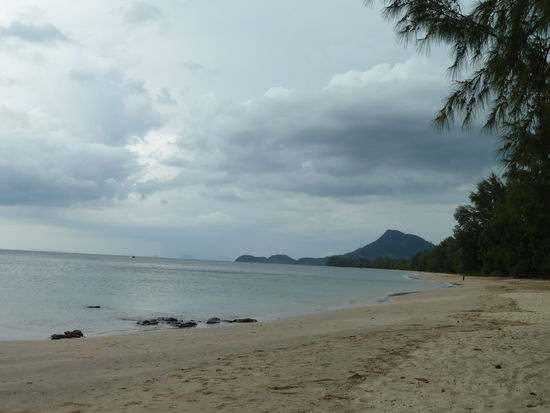 Andaman Beach, bei Wolken und Regen.