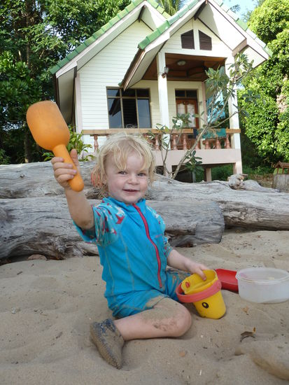 Kaum angekommen wird wieder gebuddelt. Im Hintergrund unser Bungalow im Kantiang Bay View Resort