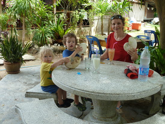 Beim Chaolae Restaurant. Wie  wäre es mit einer Riesenmuschel....