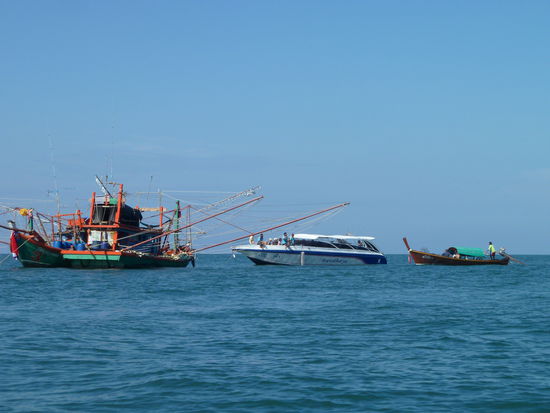 Mit dem Longtail Boot zum Speed Boot. Oder sollen wir aufs Fischeboot umsteigen...