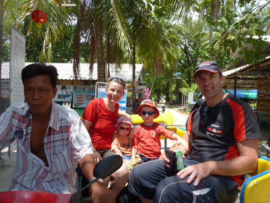 Mit dem Taxi ging es ins Hill Top. Autos gibt es auch hier noch nicht.