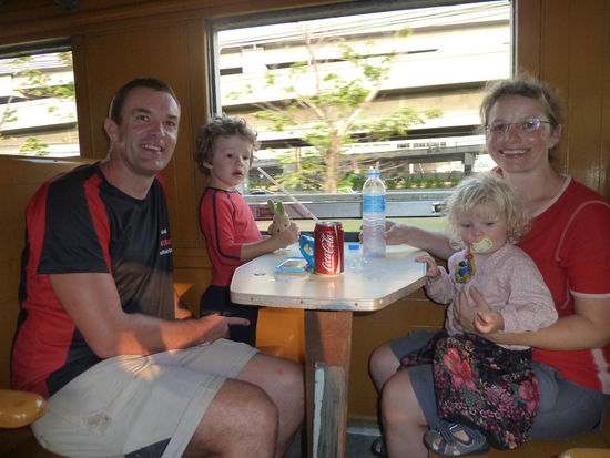 Im Speisewagen ging es in die Stadt