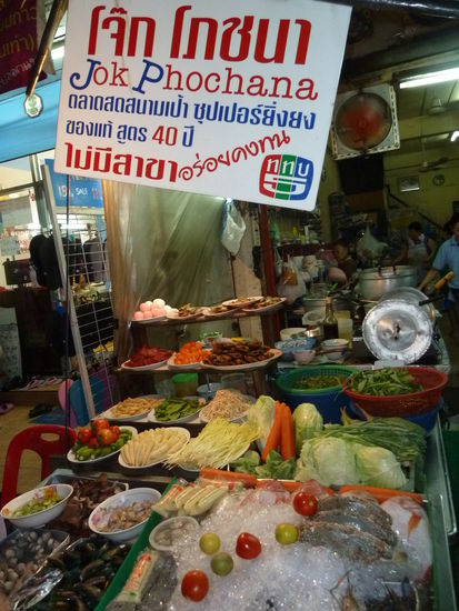 Speiseauslage vor dem Restaurant! Hier gibt es etwas für jeden Geschmack!