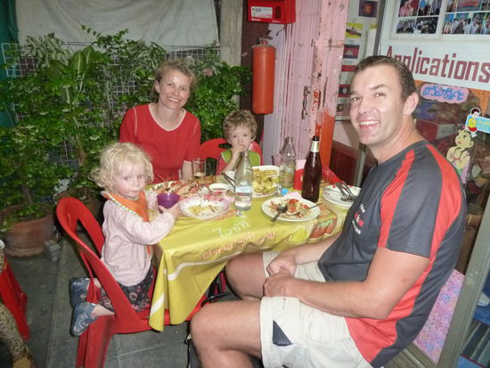Am Strassenrand, vor dem Eingang einer Englischschule wurde ein Klapptisch für unser Nachtessen aufgestellt