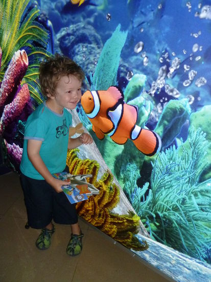 Tim bekommt ein Küsschen von Nemo 