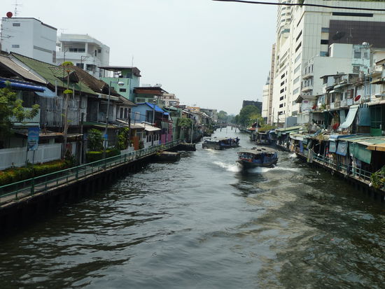 Rushhour auf den Kanälen in Bangkok
