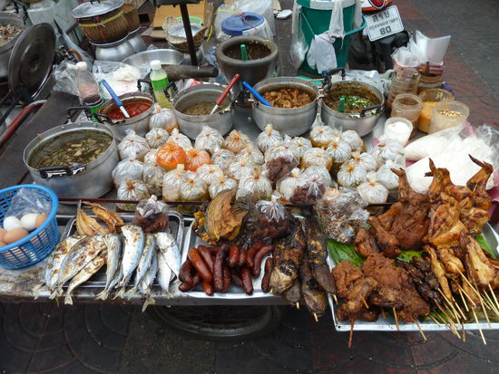 An Strassenständen wird allerhand Essen verkauft