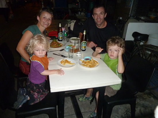 Unser letztes Nachtessen in Bangkok. Langsam wird es Zeit ins Bett zu gehen...