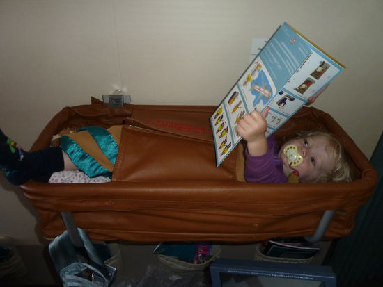 Unsere Tochter studierte in ihrem Bettchen noch die Sicherheitslektüre...