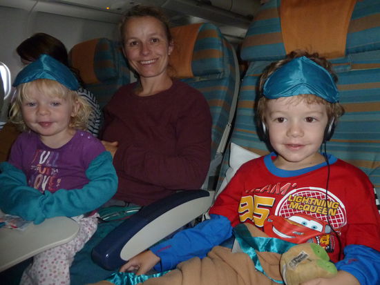 Ausgeschlafen?! Unsere Tochter hat sich hübsch gemacht und die Flugsocken kurzerhand als Handschuhe umfunktioniert....