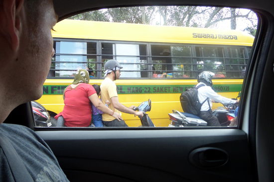 Das ist Indien...Hauptsache der Fahrer trägt nen Helm...