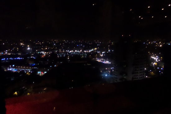 Blick aus dem Restaurant auf das nächtliche Delhi