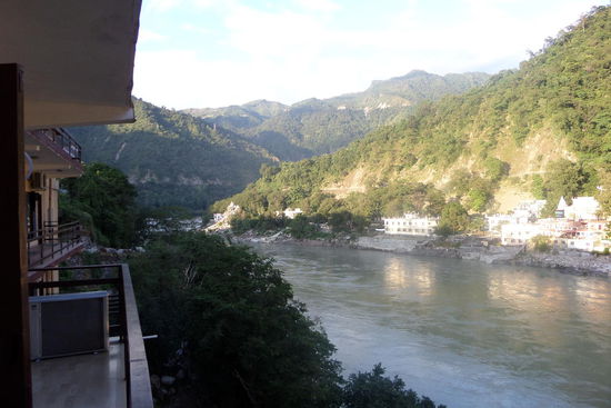 Ausblick vom Balkon des Hotelzimmers - die Anfänge des Himalaya