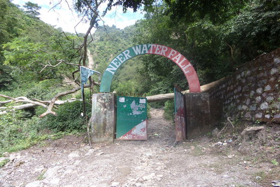 Das ist der Eingang - direkt an der Strasse. Eintritt kostet für Nicht-Inder 30 Rupien