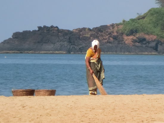 der Strand wird gefegt