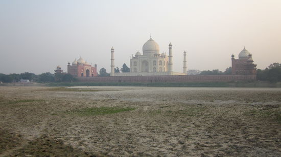 Blick auf das Taj Mahal über den ausgetrockneten Fluss