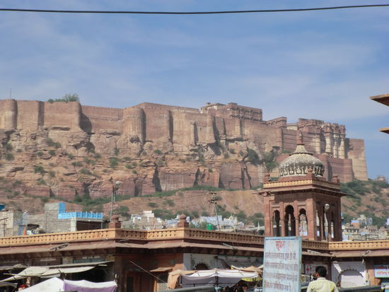 ein steiler Weg führte zum gigantischen Fort