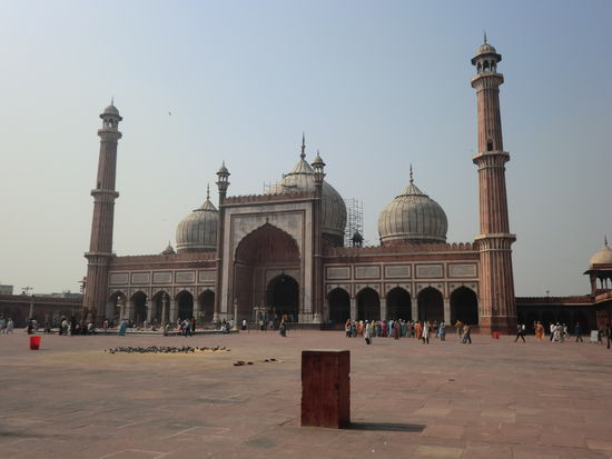 die Moschee mit dem großen Platz