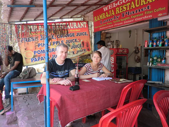 Essenspause ist angesagt - man beachte die Werbung im Hintergrund!